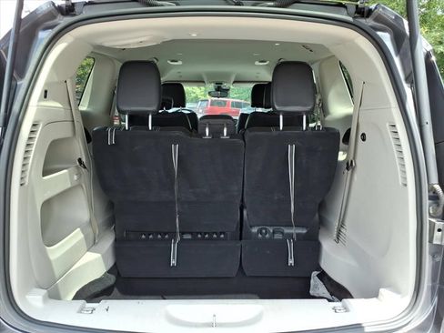 Used 2023 Chrysler Pacifica Touring-L FWD image 6