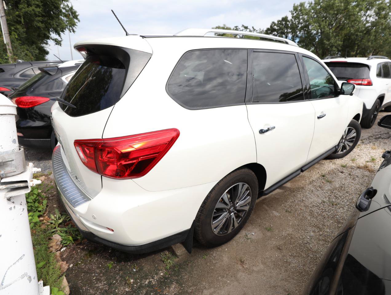 Used 2017 Nissan Pathfinder SL FWD image 4