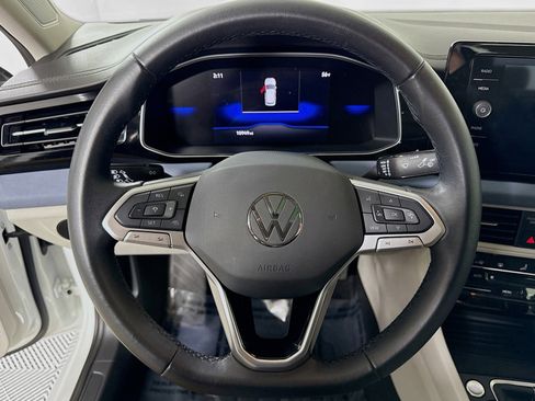 Certified 2025 Volkswagen Jetta SE w/ Sunroof Package image 14