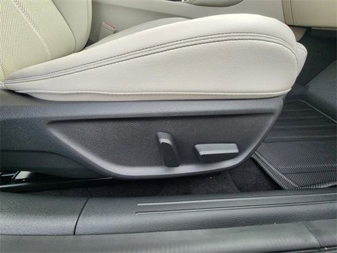 Used 2025 Genesis G70 2.5T image 23