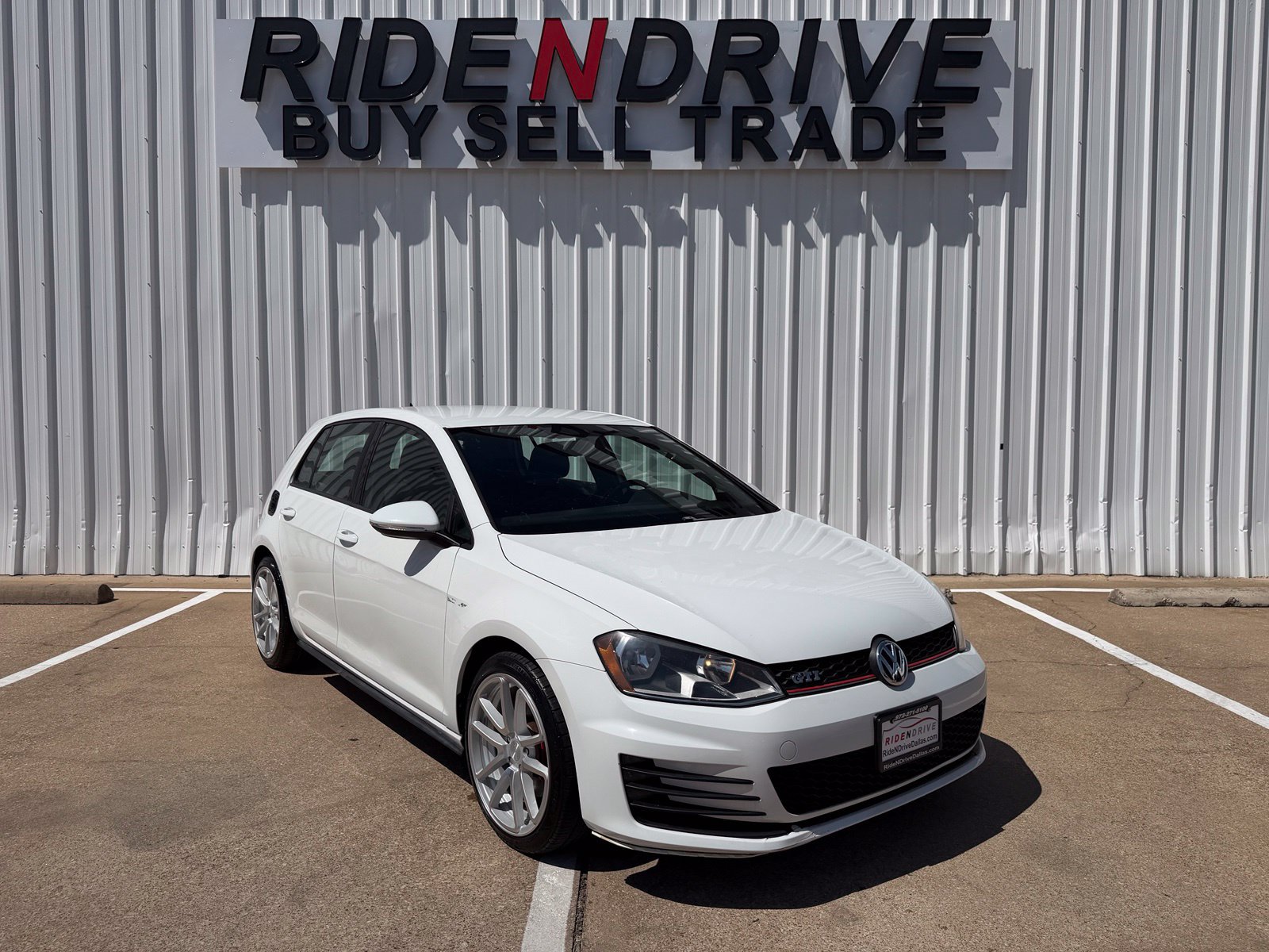 Used 2015 Volkswagen Golf 4-Door FWD image 7