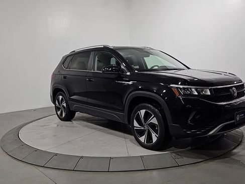 Certified 2024 Volkswagen Taos SE image 8