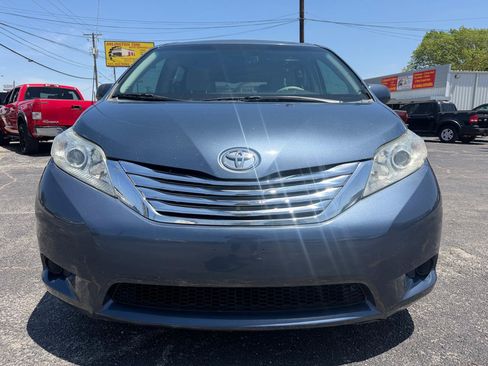 Used 2014 Toyota Sienna LE FWD image 2