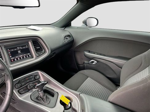 Used 2022 Dodge Challenger SXT w/ Driver Convenience Group image 21