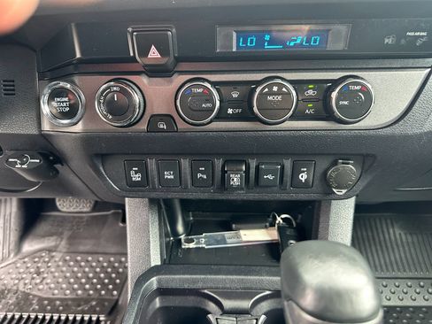 Used 2023 Toyota Tacoma TRD Off-Road w/ Technology Package AWD/4WD image 18