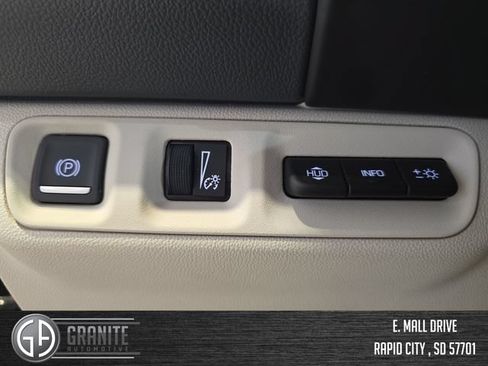 Used 2023 GMC Acadia Denali w/ Denali Technology Package AWD/4WD image 33