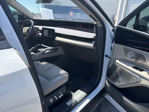 Used 2025 Lincoln Nautilus Reserve AWD/4WD image 12