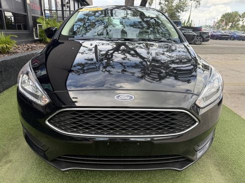 Used 2018 Ford Focus SE FWD image 2