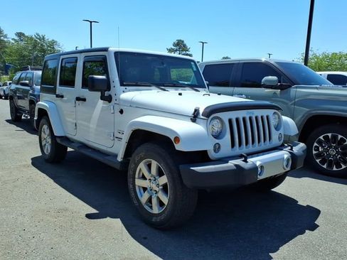 Used 2017 Jeep Wrangler Unlimited Sahara w/ Connectivity Group AWD/4WD image 4