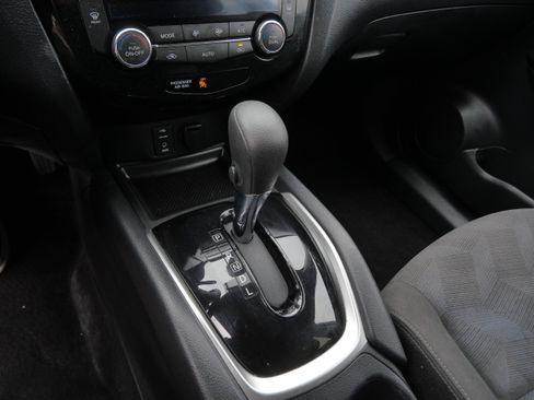 Used 2016 Nissan Rogue SV image 23