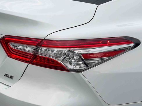 Used 2018 Toyota Camry XLE image 8