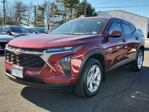 Used 2024 Chevrolet Trax LS w/ LS Convenience Package image 3