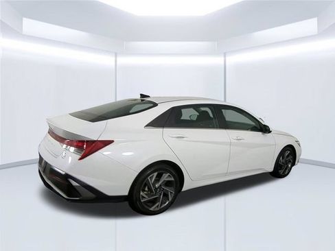 Used 2025 Hyundai Elantra SEL FWD image 10