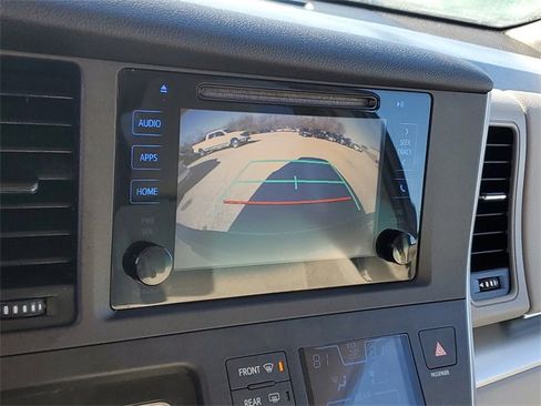 Used 2015 Toyota Sienna LE image 17