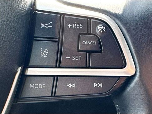 Used 2023 Toyota Highlander LE FWD image 13