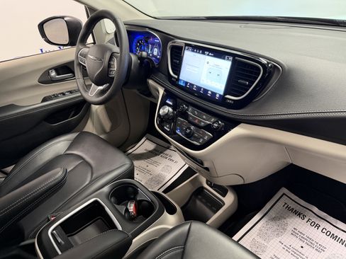 Used 2024 Chrysler Pacifica Touring-L image 28