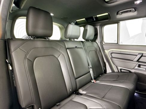 Used 2025 Land Rover Defender 110 X-Dynamic SE image 15