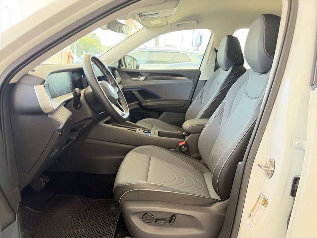 Certified 2025 Volkswagen Tiguan SE AWD/4WD image 11