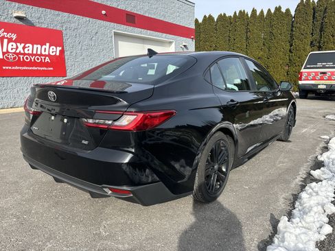 Used 2025 Toyota Camry SE image 3