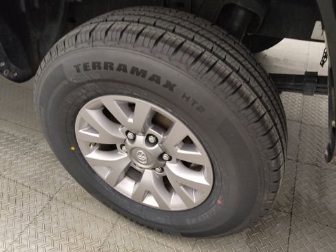 Used 2017 Toyota Tacoma SR5 w/ Tow Package RWD image 31