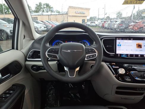 Used 2024 Chrysler Pacifica Touring-L FWD image 14