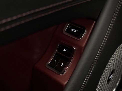 Used 2025 Bentley Bentayga image 16