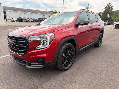 Used 2024 GMC Terrain SLE w/ Driver Convenience Package FWD image 4