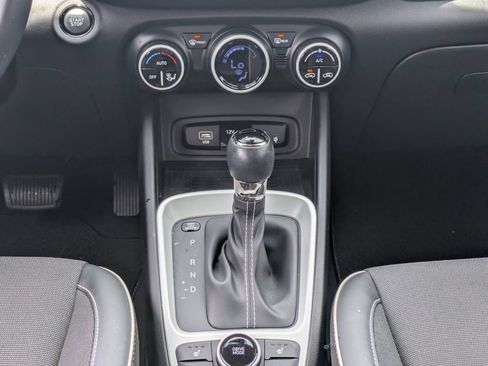 Used 2024 Hyundai Venue Limited FWD image 19