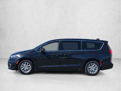 Used 2023 Chrysler Pacifica Touring-L FWD image 9