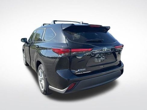 Used 2023 Toyota Highlander L FWD image 3