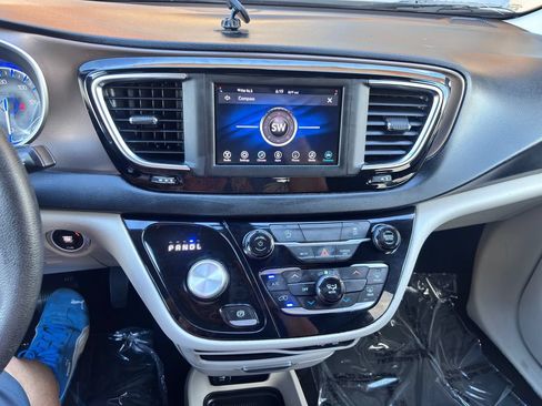 Used 2020 Chrysler Voyager L FWD image 14