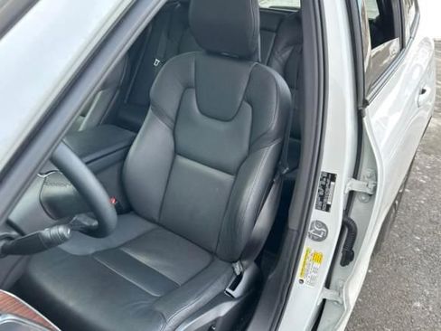 Used 2023 Volvo XC60 B5 Plus w/ Protection Package Premier image 3