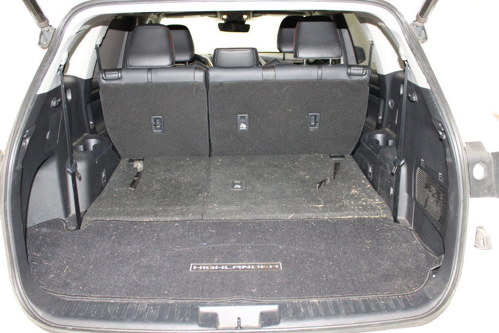 Used 2020 Toyota Highlander XLE FWD image 17