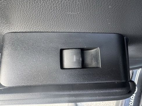 Used 2021 Toyota Highlander XLE image 25