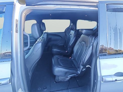 Used 2021 Chrysler Pacifica Touring-L w/ Premium & Safety Sphere Group image 16