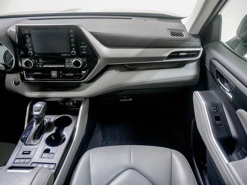 Used 2021 Toyota Highlander XLE AWD/4WD image 32
