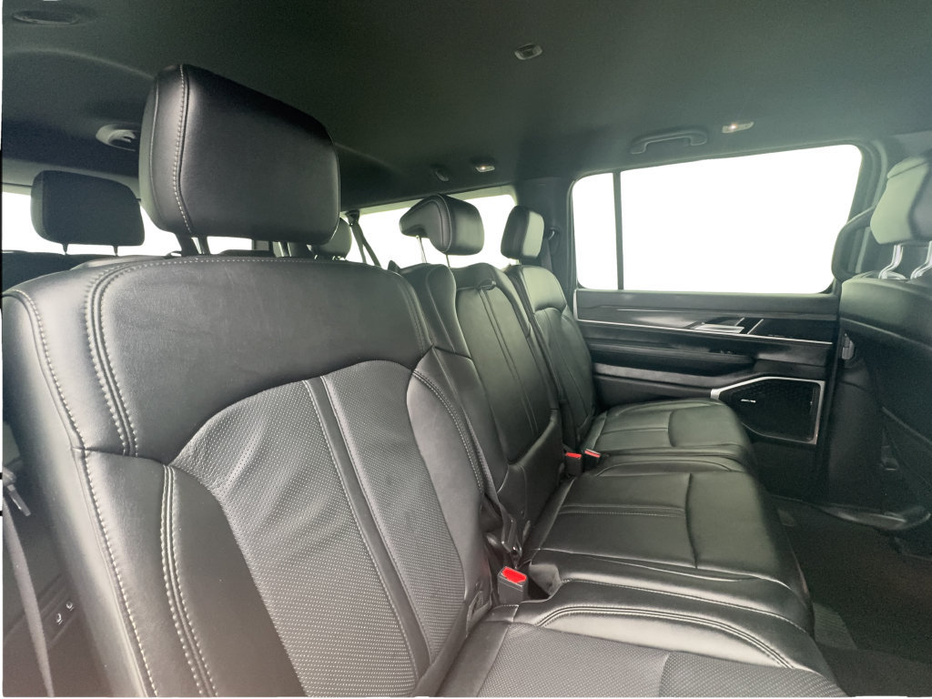 Used 2024 Jeep Wagoneer L Series II RWD image 29