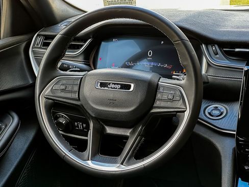 Used 2023 Jeep Grand Cherokee L Laredo image 27