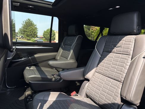 Used 2025 Cadillac Escalade ESV Sport Platinum w/ LPO, ONYX Package AWD/4WD image 10