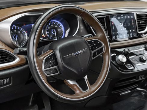 Used 2018 Chrysler Pacifica Limited image 14