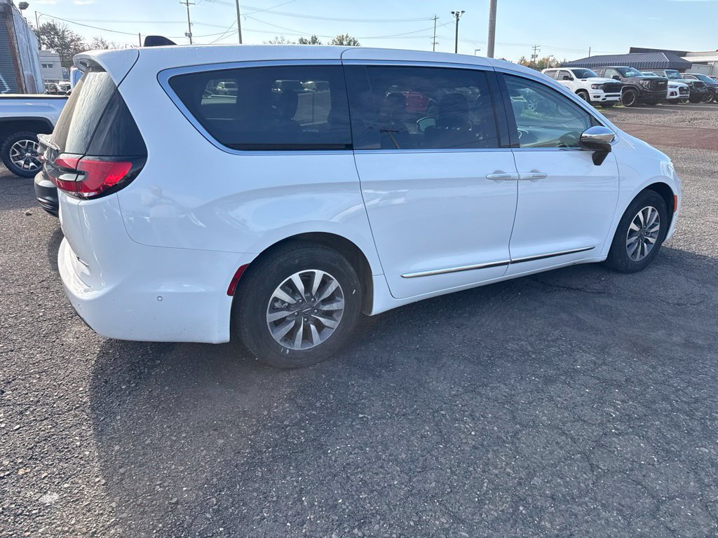 Used 2023 Chrysler Pacifica Limited FWD image 11