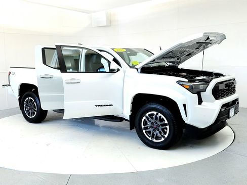 Used 2024 Toyota Tacoma TRD Sport w/ TRD Sport Upgrade Package AWD/4WD image 12