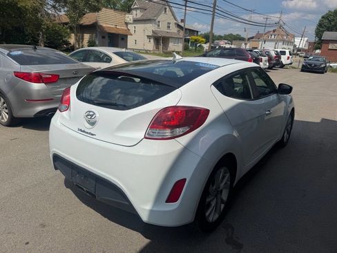 Used 2017 Hyundai Veloster FWD image 5