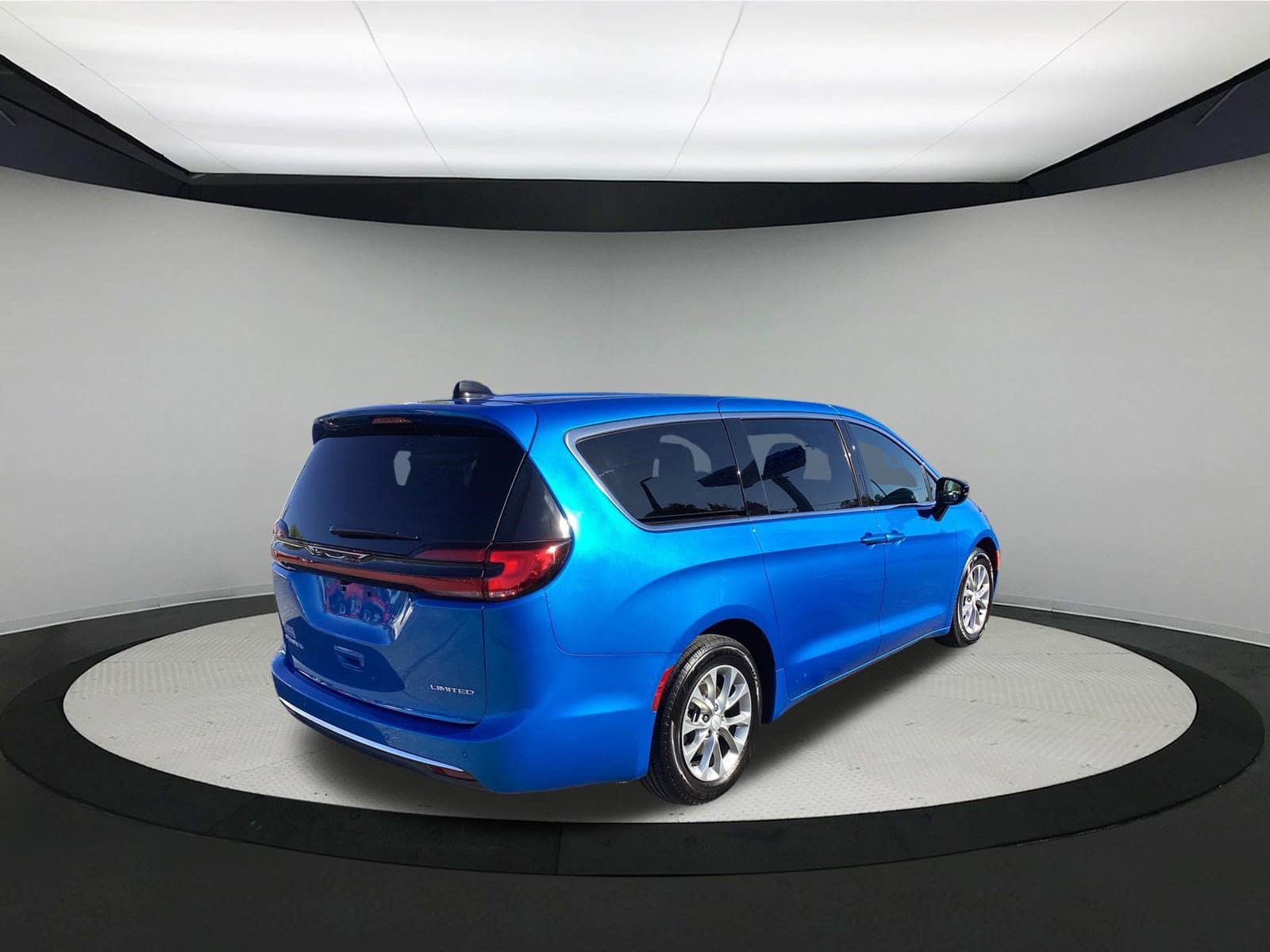 Used 2027 Chrysler Pacifica Limited FWD image 6