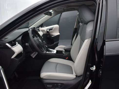 Used 2025 Toyota RAV4 XLE Premium image 12