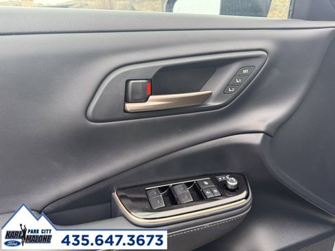 Used 2025 Toyota Crown Limited image 9