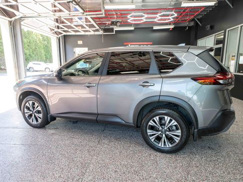 Used 2023 Nissan Rogue SV image 2