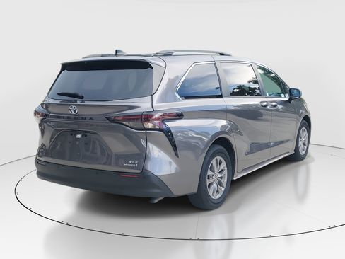 Used 2023 Toyota Sienna XLE image 3
