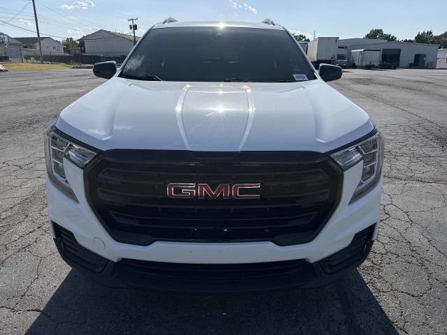Used 2024 GMC Terrain SLE w/ Driver Convenience Package FWD image 2