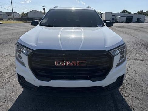 Used 2024 GMC Terrain SLE w/ Driver Convenience Package FWD image 2